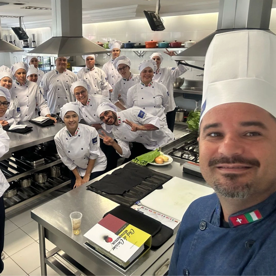 Chef Fabio Mattos em aula com alunos